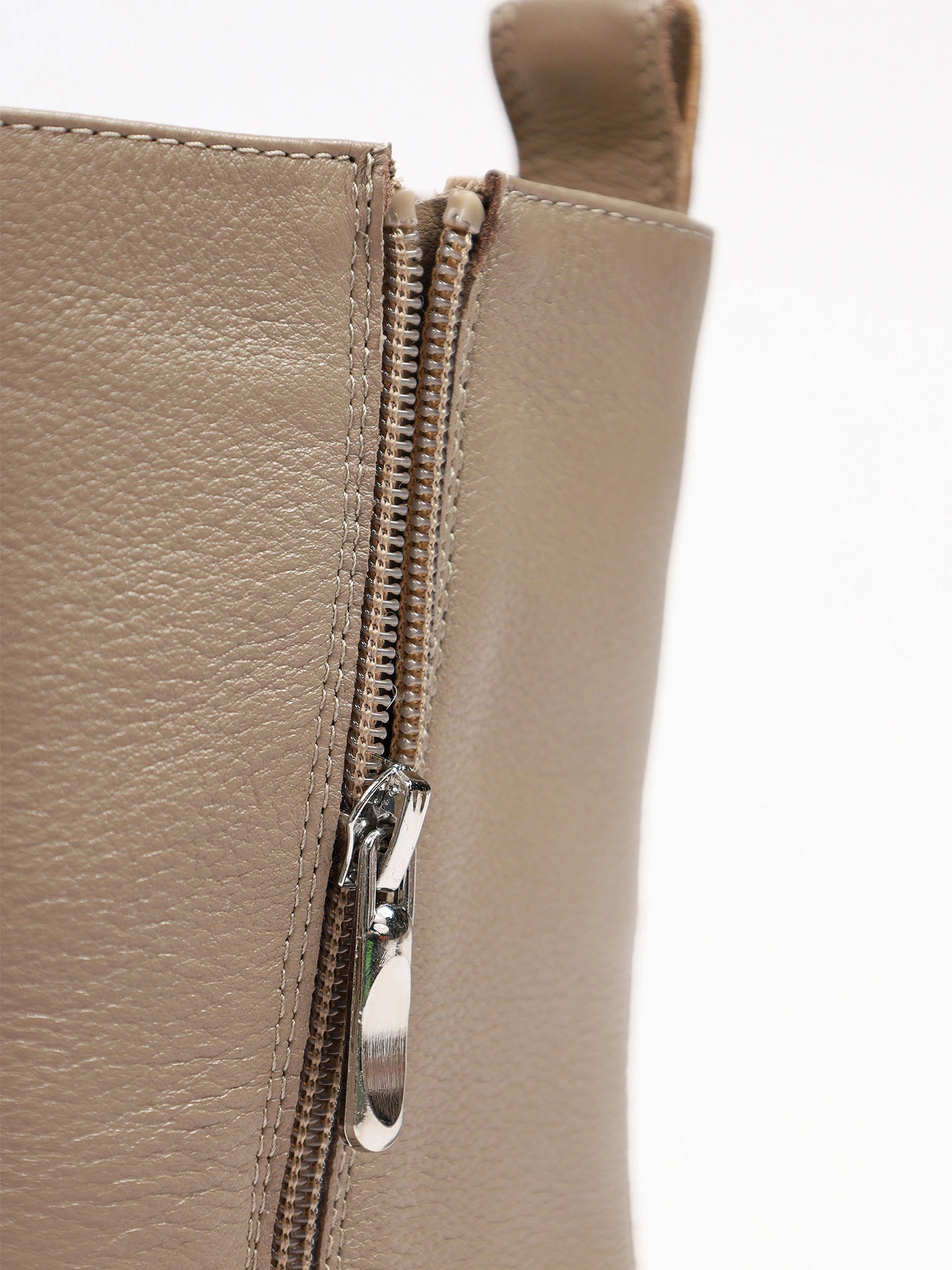 Ботинки серого цвета на среднем широком каблуке